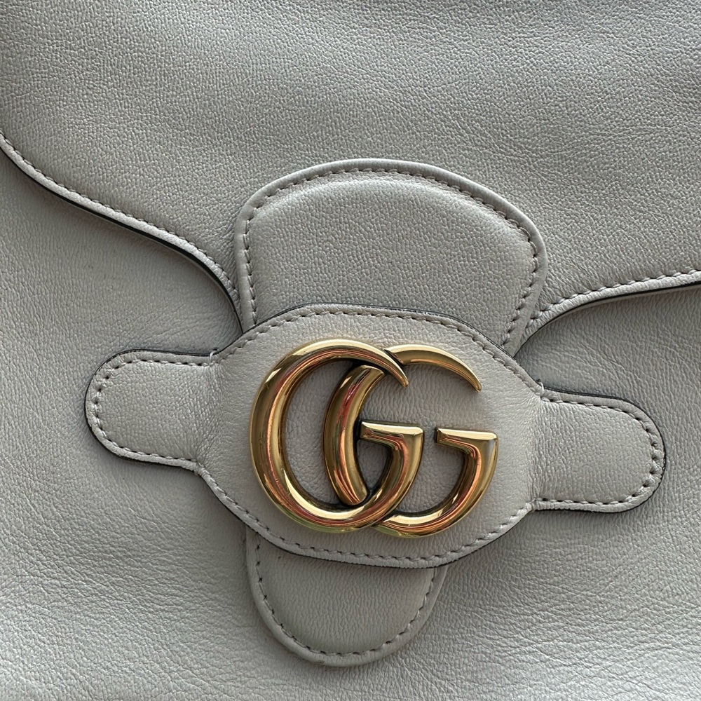 Gucci Ivory Crossbody Messenger Bag with Iconic GG Gold Hardware W/ COA - Picture 3 of 12